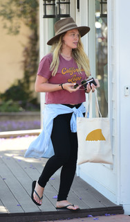 Hilary Duff feet photo thumbnail