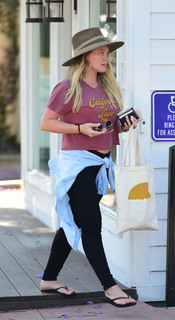 Hilary Duff feet photo thumbnail
