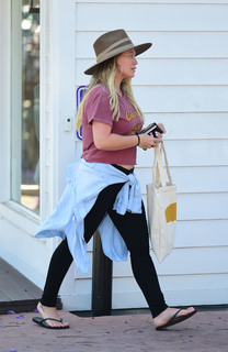 Hilary Duff feet photo thumbnail