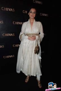 Dia Mirza feet photo thumbnail