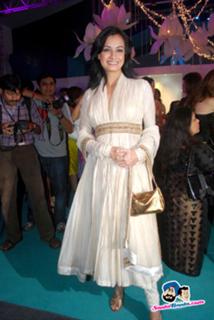 Dia Mirza feet photo thumbnail
