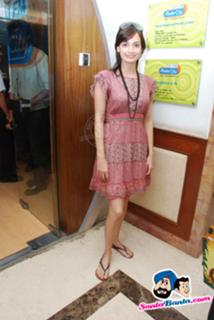 Dia Mirza feet photo thumbnail