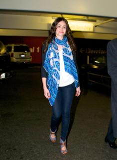 Emmy Rossum feet photo thumbnail