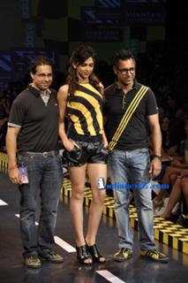 Deepika Padukone feet photo thumbnail