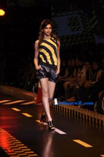 Deepika Padukone feet photo thumbnail