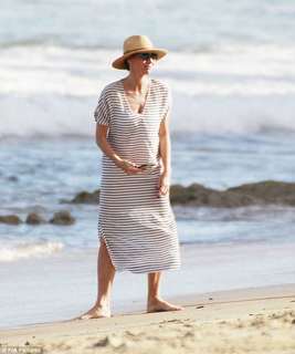 Minnie Driver feet photo thumbnail