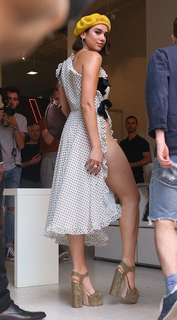 Dua Lipa feet photo thumbnail