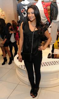 Shay Mitchell feet photo thumbnail