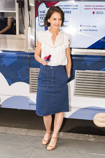 Katie Holmes feet photo thumbnail