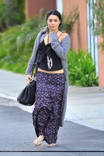 Vanessa Hudgens feet photo thumbnail
