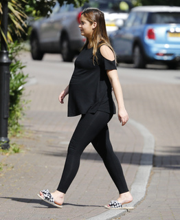 Jacqueline Jossa feet photo thumbnail