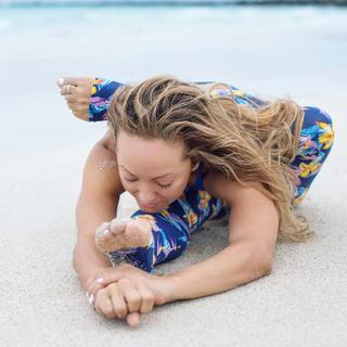 Kino MacGregor feet photo thumbnail