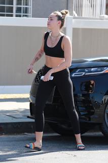 Miley Cyrus feet photo thumbnail