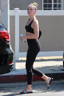 Miley Cyrus feet photo thumbnail