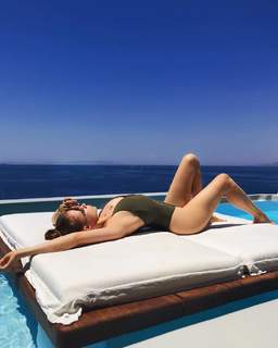 Xenia Tchoumitcheva feet photo thumbnail