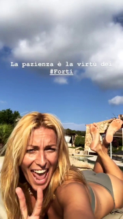 Federica Fontana feet photo thumbnail