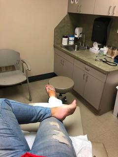 Lisa Robertson feet photo thumbnail