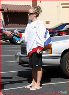Kendra Wilkinson feet photo thumbnail