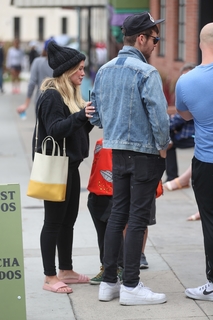 Hilary Duff feet photo thumbnail