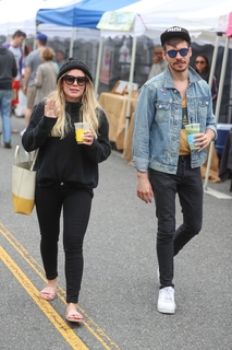 Hilary Duff feet photo thumbnail