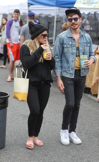 Hilary Duff feet photo thumbnail