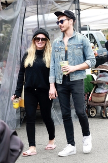 Hilary Duff feet photo thumbnail