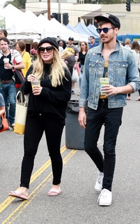Hilary Duff feet photo thumbnail