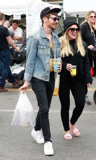 Hilary Duff feet photo thumbnail