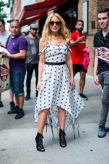 Kylie Minogue feet photo thumbnail