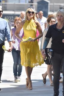 Holly Willoughby feet photo thumbnail