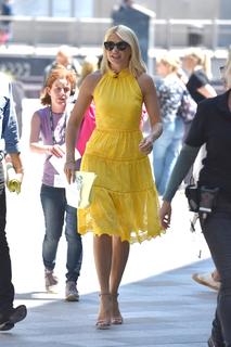 Holly Willoughby feet photo thumbnail