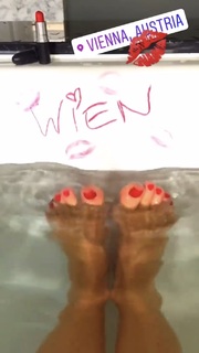 Sonya Kraus feet photo thumbnail