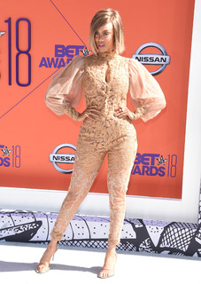 Tyra Banks feet photo thumbnail
