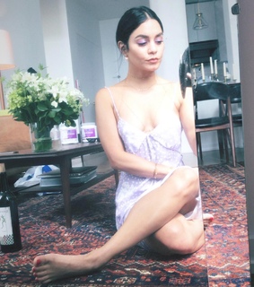 Vanessa Hudgens feet photo thumbnail