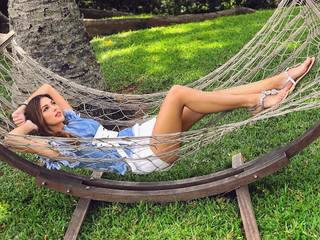 Iris Mittenaere feet photo thumbnail
