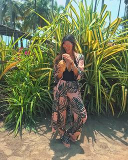 Iris Mittenaere feet photo thumbnail