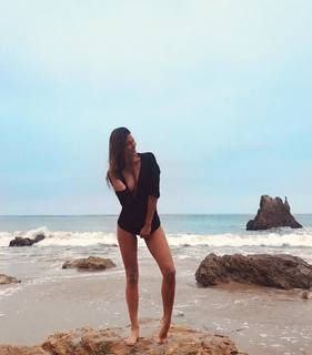 Iris Mittenaere feet photo thumbnail