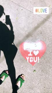 Laura Vandervoort feet photo thumbnail