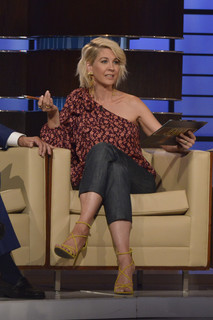 Jenna Elfman feet photo thumbnail