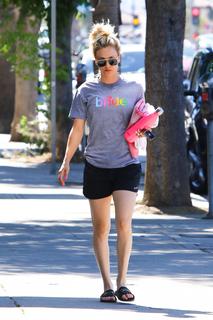 Kaley Cuoco feet photo thumbnail
