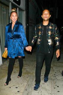 Chrissy Teigen feet photo thumbnail