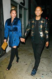 Chrissy Teigen feet photo thumbnail