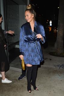 Chrissy Teigen feet photo thumbnail