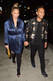Chrissy Teigen feet photo thumbnail