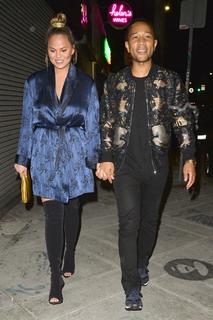 Chrissy Teigen feet photo thumbnail