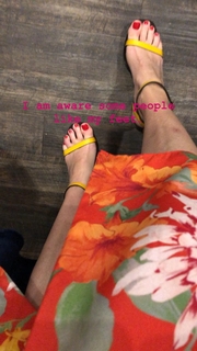 Elizabeth Banks feet photo thumbnail