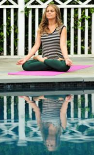 Carmen Electra feet photo thumbnail