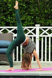 Carmen Electra feet photo thumbnail