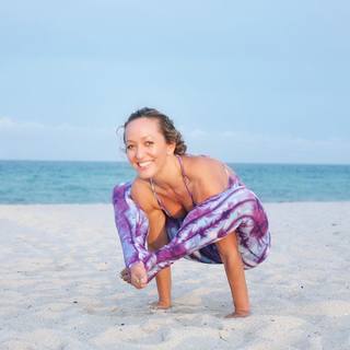 Kino MacGregor feet photo thumbnail