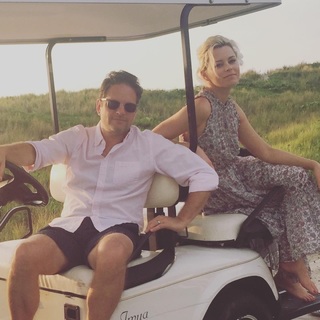 Elizabeth Banks feet photo thumbnail